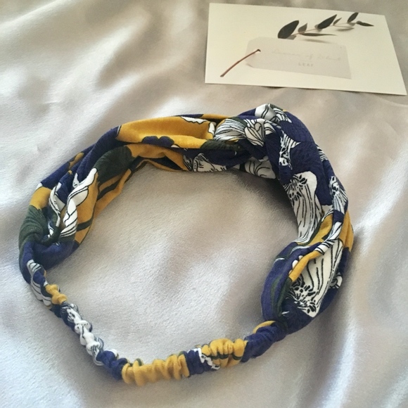 Wide Stretch Floral Pattern Knot Twist Headband - Picture 4 of 5